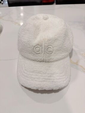 ALO Yoga Cream Sherpa Baseball Cap